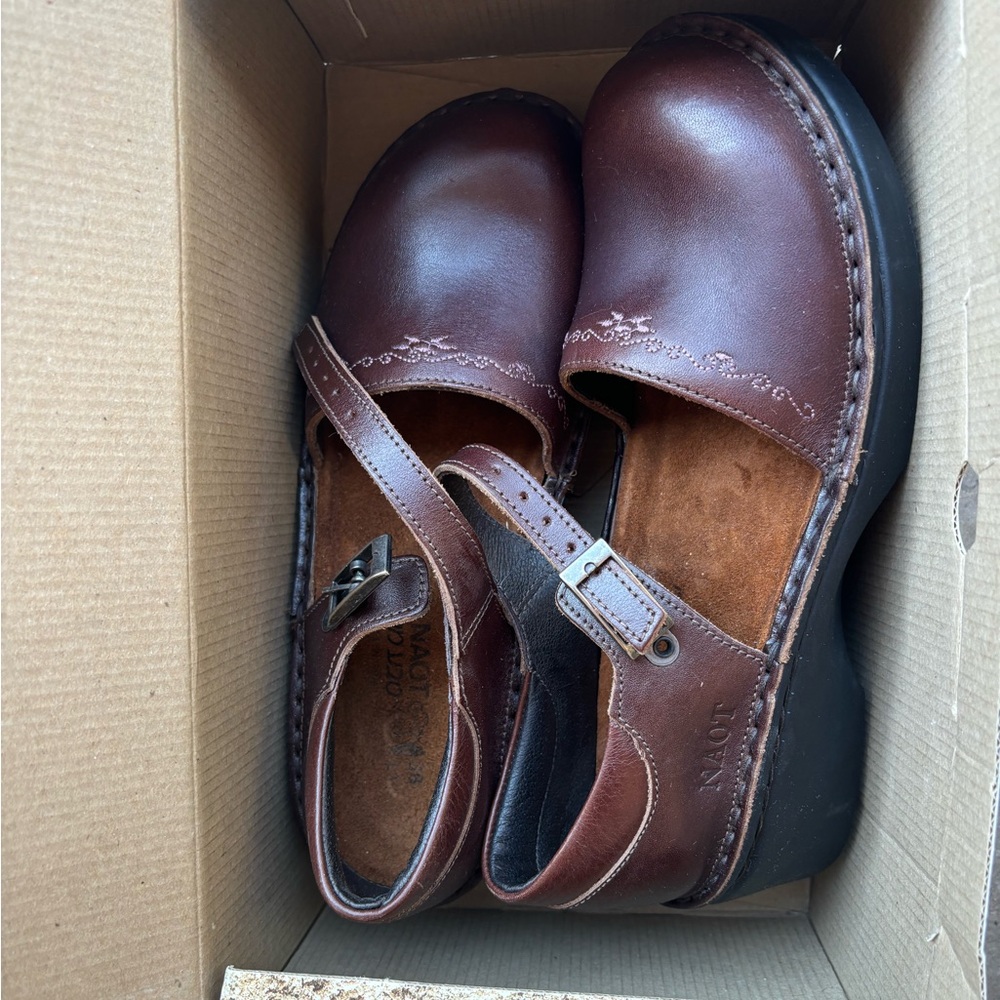 Naot Thea walnut leather